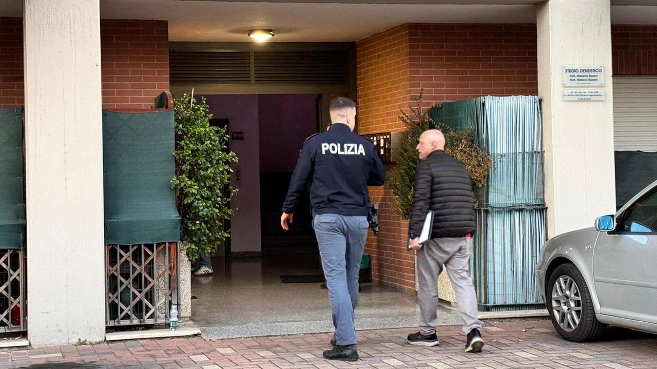 Gli agenti della polizia scientifica hanno eseguito tutti i rilievi necessari a ricostruire la dinamica dell’incidente Gli agenti della polizia scientifica hanno eseguito tutti i rilievi necessari a ricostruire la dinamica dell’incidente