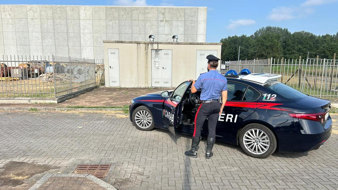 Tentano di rubare rame: scoperti dai dipendenti, arrestati cinque uomini Tentano di rubare rame: scoperti dai dipendenti, arrestati cinque uomini