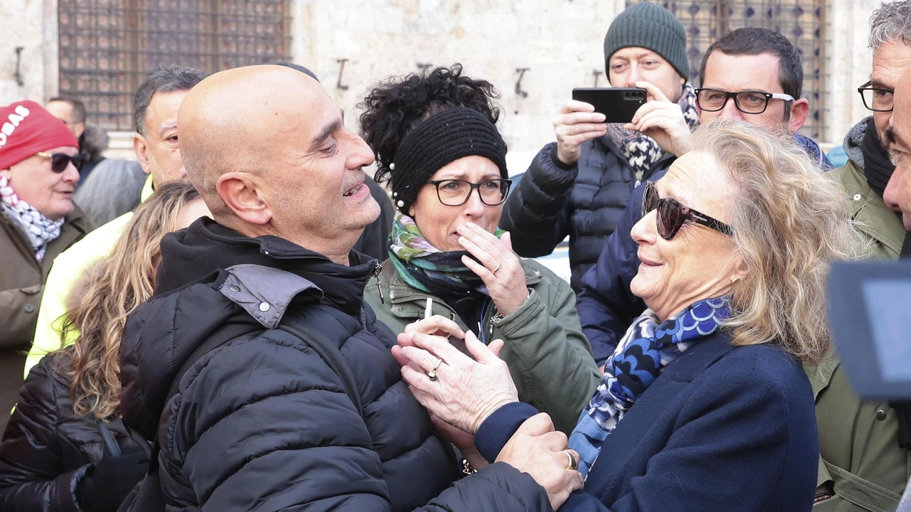 Il momento dell’incontro davanti a Palazzo pubblico tra il sindaco Nicoletta Fabio e i lavoratori Beko, con momenti di emozione Il momento dell’incontro davanti a Palazzo pubblico tra il sindaco Nicoletta Fabio e i lavoratori Beko, con momenti di emozione