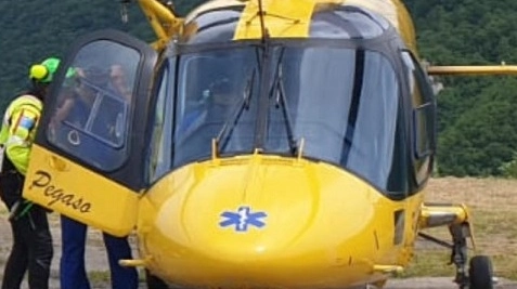 Due uomini del Soccorso alpino pronti a salire a bordo dell'elisoccorso (foto repertorio) Due uomini del Soccorso alpino pronti a salire a bordo dell'elisoccorso (foto repertorio)
