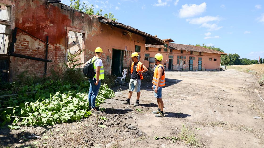 Viaggio nel degrado delle Mulina. L’ex ippodromo ancora occupato, si lavora per alzare le recinzioni Viaggio nel degrado delle Mulina. L’ex ippodromo ancora occupato, si lavora per alzare le recinzioni