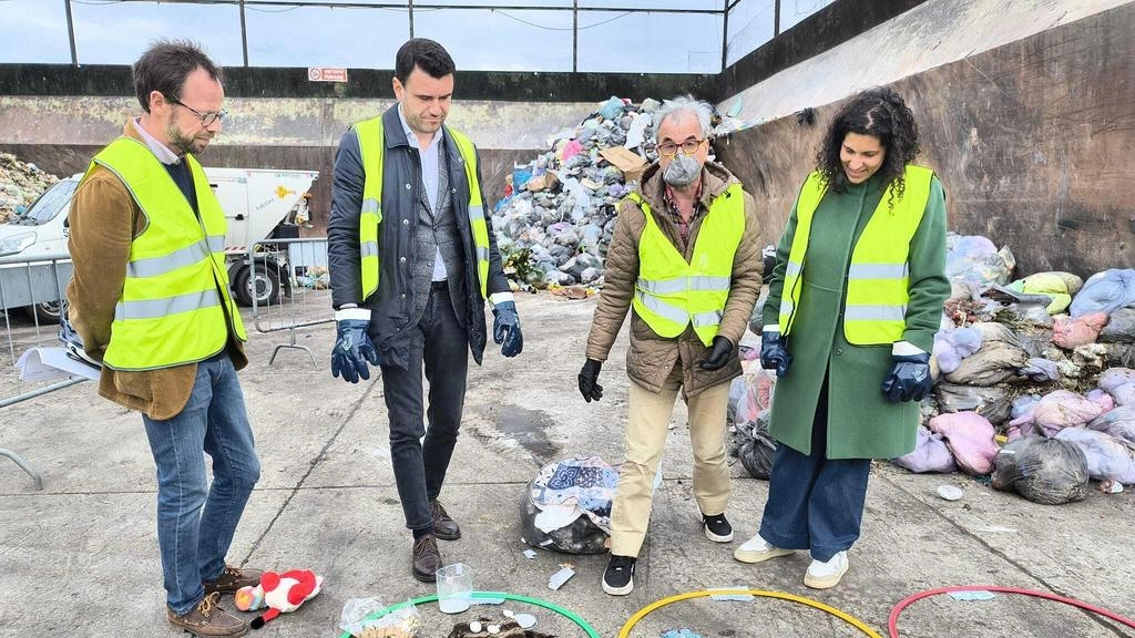 Rossano Ercolini e il presidente di Ascit Ugo Salvoni, hanno aperto alcuni sacchi grigi, quelli del rifiuto indifferenziato, per evidenziare quanto ancora si possa fare