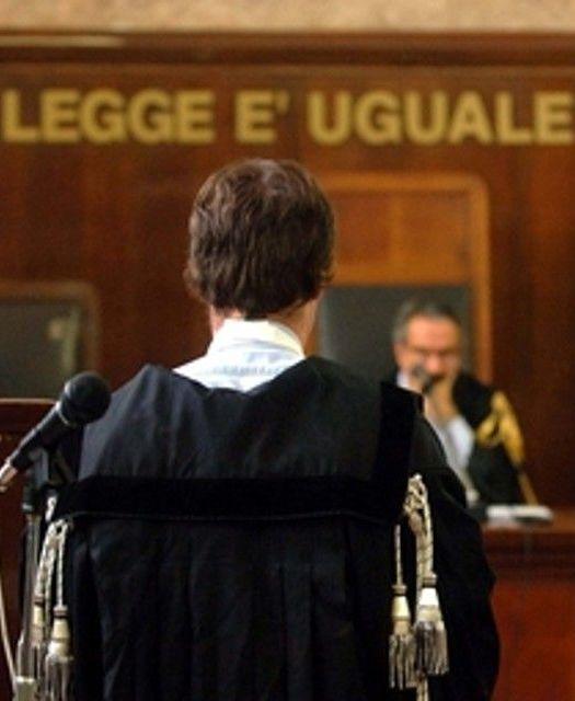 https://www.lanazione.it/image-service/view/acePublic/alias/contentid/ZTI5MDU5NTAtNDhlNC00/0/mi-tradisci-e-la-picchia-a-calci-condannato.jpeg