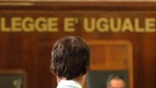 Sospettava, dopo tre figli e venti anni di matrimonio, che la tradisse. E ha iniziato a picchiarla. Un rapporto d’amore... Sospettava, dopo tre figli e venti anni di matrimonio, che la tradisse. E ha iniziato a picchiarla. Un rapporto d’amore...