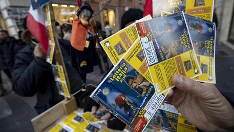 Biglietti della Lotteria Italia in vendita (Foto di repertorio) Biglietti della Lotteria Italia in vendita (Foto di repertorio)