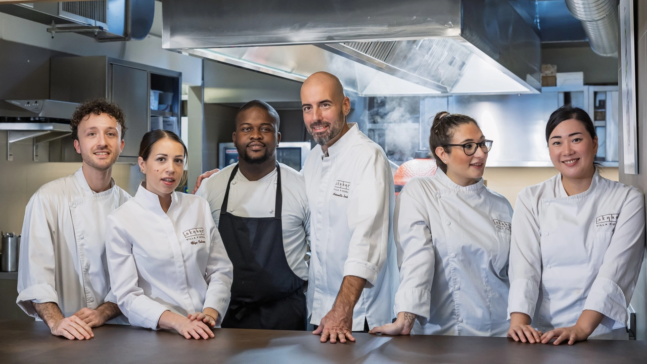 Lo chef Sardi con il suo staff Lo chef Sardi con il suo staff