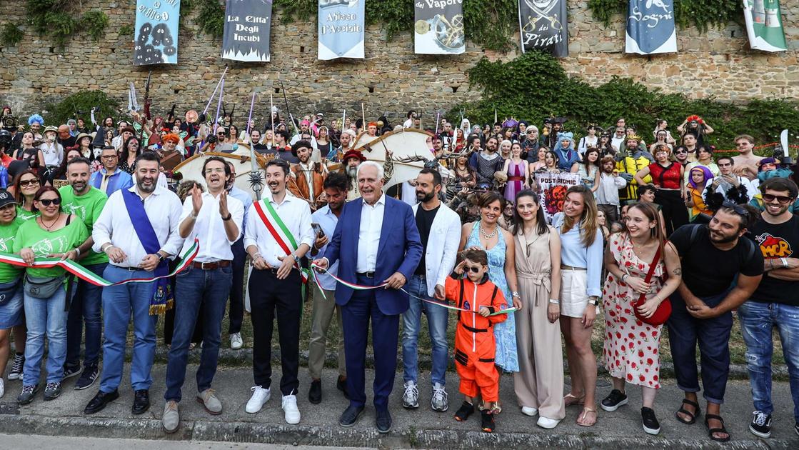 La Festa dell’unicorno vola. Città invasa dai visitatori: "Ormai è un must dell’estate" La Festa dell’unicorno vola. Città invasa dai visitatori: "Ormai è un must dell’estate"