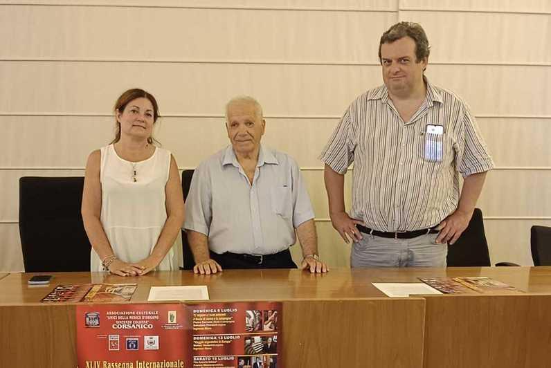 https://www.lanazione.it/image-service/view/acePublic/alias/contentid/ZTI5Zjk4Y2UtNmQ1MC00/0/via-al-corsanico-festival-nella-pieve-di-san-michele-risuonano-note-immortali.jpeg