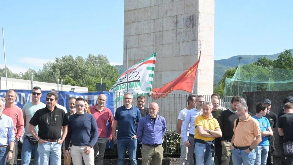 Operai in presidio davanti alla sede della Valmet a Mugnano (. foto Alcide Operai in presidio davanti alla sede della Valmet a Mugnano (. foto Alcide