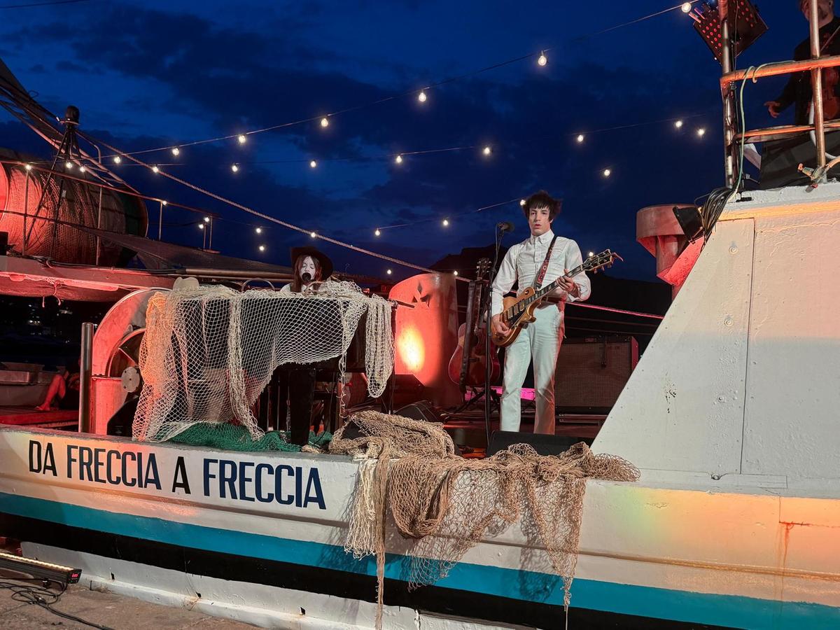 Il bacio ai nonni, il mare e un peschereccio che diventa palco. Il concerto di Lucio Corsi è magia