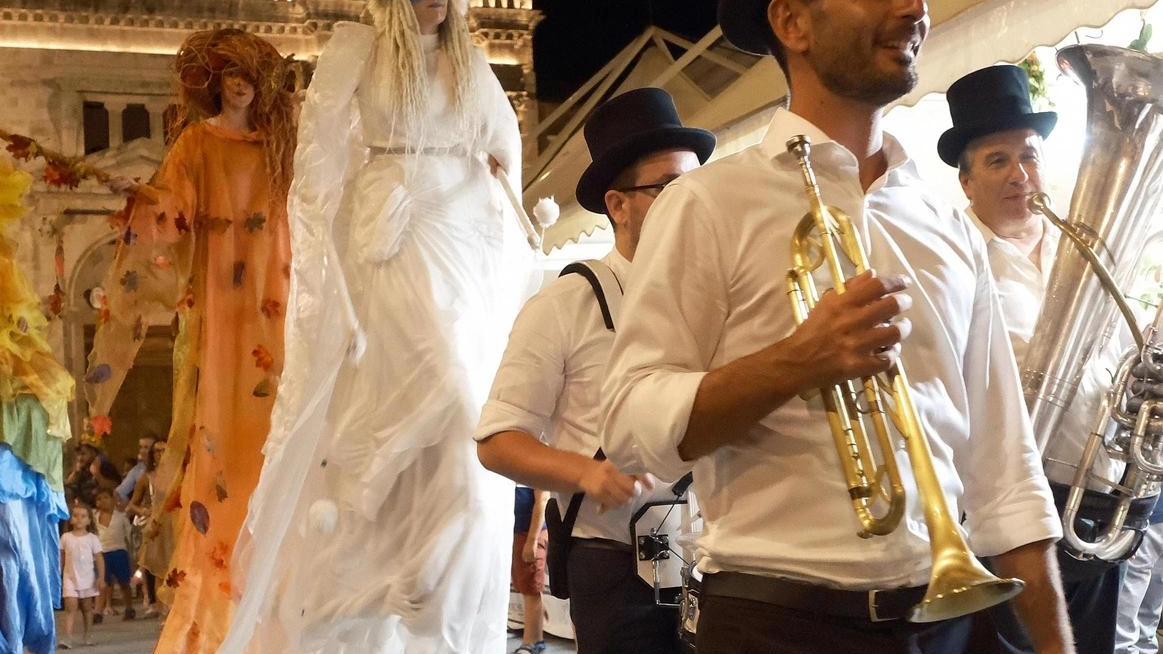 Il bianco farà da sfondo alla festa Il bianco farà da sfondo alla festa