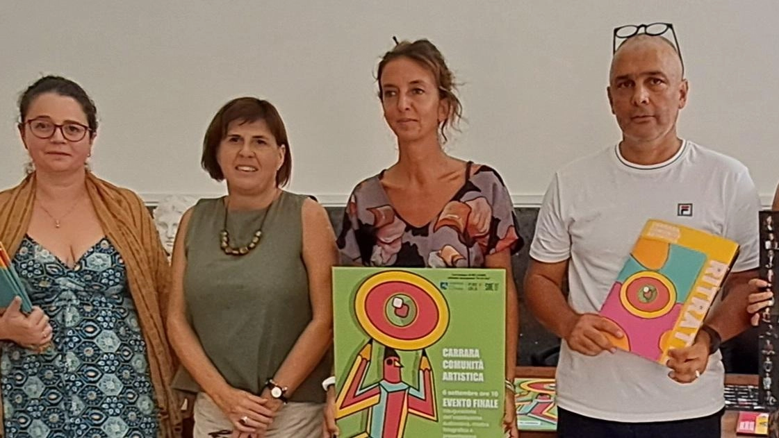 Con la collaborazione di ’Spazi fotografici’ i ragazzi hanno realizzato album e podcast sul passato della scuola. Venerdì il taglio del nastro della mostra del laboratorio di ricerca. Con la collaborazione di ’Spazi fotografici’ i ragazzi hanno realizzato album e podcast sul passato della scuola. Venerdì il taglio del nastro della mostra del laboratorio di ricerca.