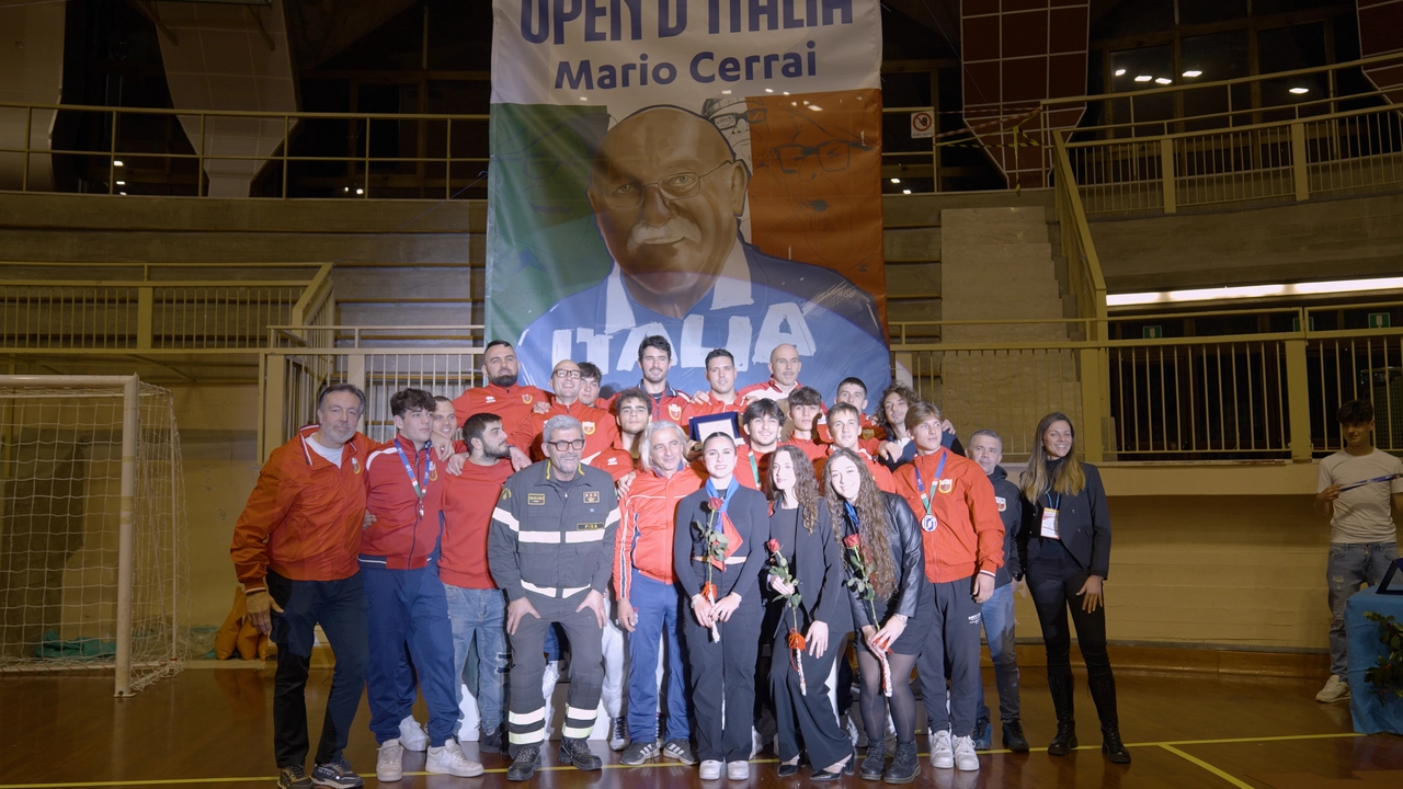 Il comandante Ciannelli con il Gruppo sportivo dei Vigili del fuoco di Pisa Il comandante Ciannelli con il Gruppo sportivo dei Vigili del fuoco di Pisa