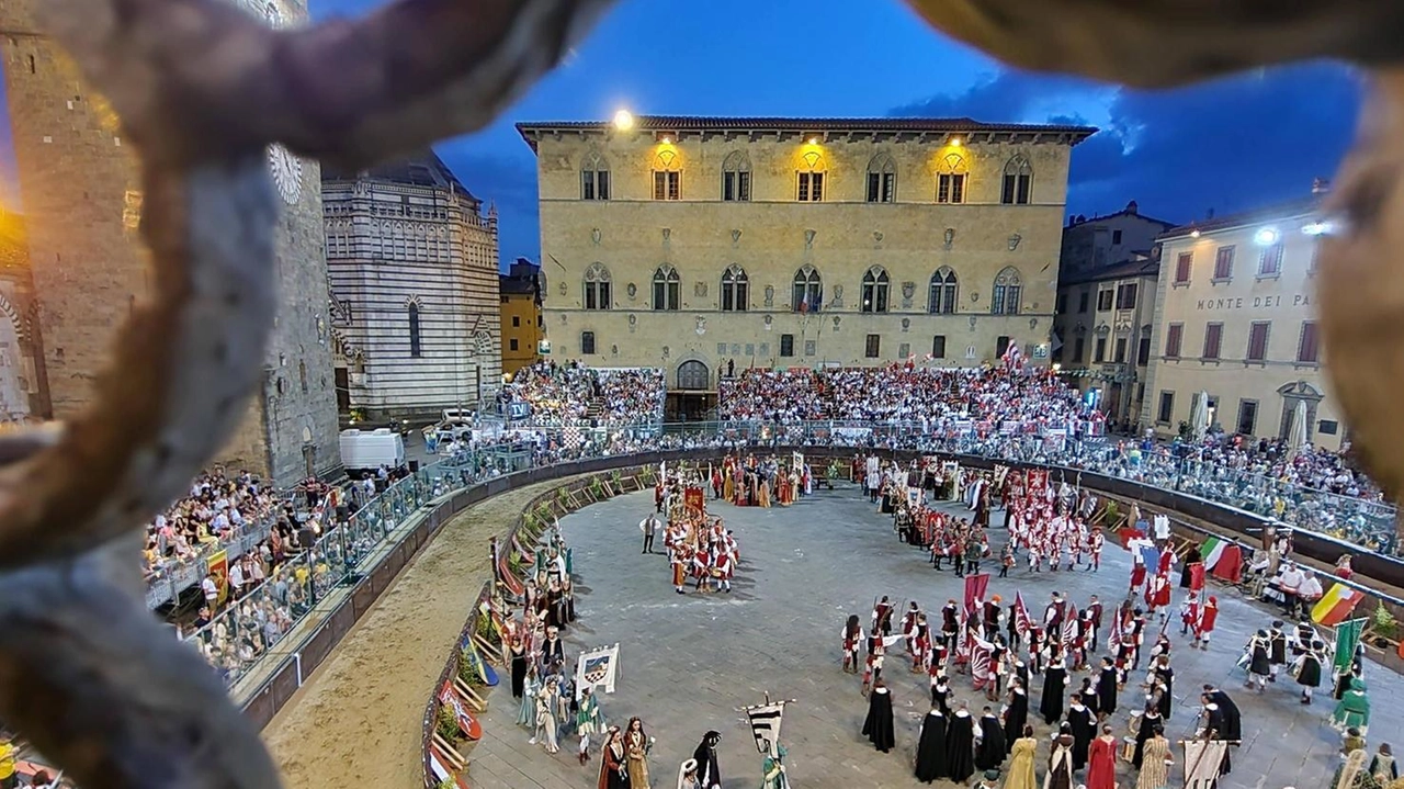 Giostra dell’Orso, edizione 2024. Una veduta della piazza dall’alto Tutto pronto per la sfida di stasera, ma è l’intera giornata a essere ricca di appuntamenti e tradizioni (FotoCastellani) Giostra dell’Orso, edizione 2024. Una veduta della piazza dall’alto Tutto pronto per la sfida di stasera, ma è l’intera giornata a essere ricca di appuntamenti e tradizioni (FotoCastellani)