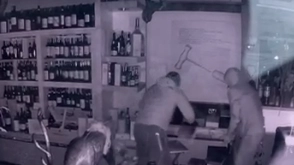Il caos lasciato dai malviventi nel locale; a destra, il “Basilico Fresco” Il caos lasciato dai malviventi nel locale; a destra, il “Basilico Fresco”