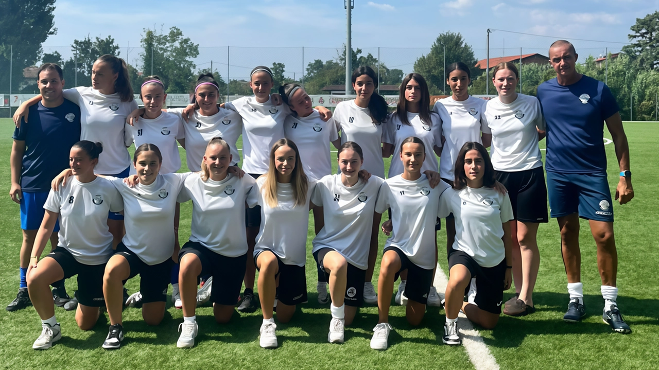Il gruppo delle calciatrici juniores dell’Asd Spezia Women, neo campionesse, e il mister Jacopo Erbetta