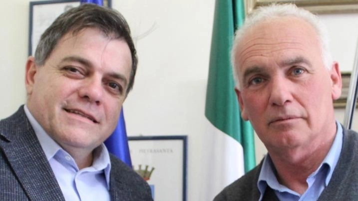 Il sindaco Alberto Giovannetti (a sinistra) insieme al dimissionario presidente del Centro arti visive Nicola Stagetti il giorno del primo incarico, datato 2020 Il sindaco Alberto Giovannetti (a sinistra) insieme al dimissionario presidente del Centro arti visive Nicola Stagetti il giorno del primo incarico, datato 2020