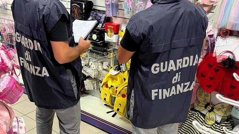 https://www.lanazione.it/image-service/view/acePublic/alias/contentid/ZTIyYmU4NmEtNjI3OC00/0/articoli-per-bambini-pericolosi-maxi-sequestro-in-un-negozio.jpeg?f=16:9&w=1200&h=630