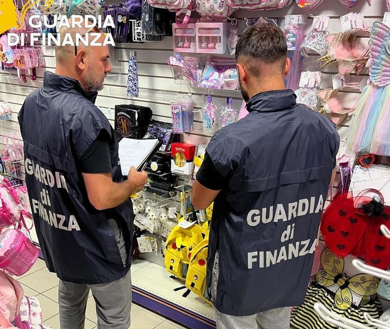 Articoli per bambini pericolosi. Maxi sequestro in un negozio