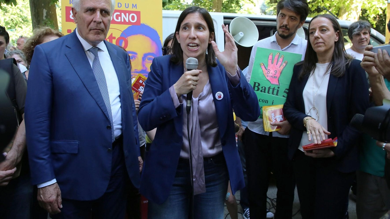Elly Schlein arringa la folla. Con lei la sindaca Sara Funaro, il governatore Eugenio Giani e il fedelissimo. Andrea Giorgio Elly Schlein arringa la folla. Con lei la sindaca Sara Funaro, il governatore Eugenio Giani e il fedelissimo. Andrea Giorgio