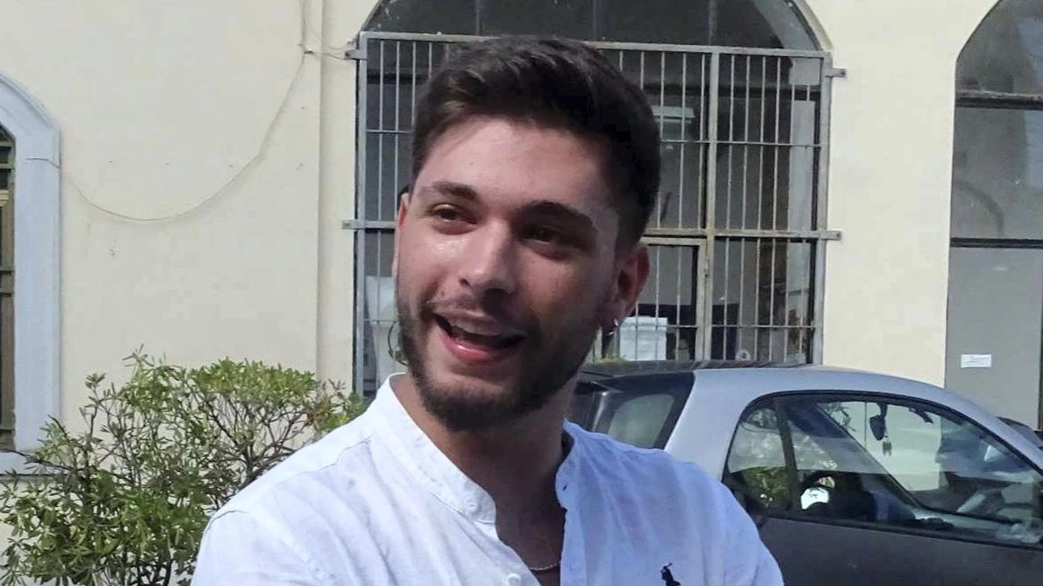 Leonardo Pistoia, il giovane politico di Torre del Lago lunedì pomeriggio era stato arrestato dai carabinieri a Porcari per violenze in famiglia e sequestro di persona Leonardo Pistoia, il giovane politico di Torre del Lago lunedì pomeriggio era stato arrestato dai carabinieri a Porcari per violenze in famiglia e sequestro di persona