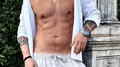 Simone Conti, 31 anni di Prato, è tra i prefinalisti di "Mister Italia 2024". Saldatore con passione per cucina e musica, si esibirà a Giulianova per accedere alla finalissima a Pescara. Segui la sua avventura sui social del concorso. Simone Conti, 31 anni di Prato, è tra i prefinalisti di "Mister Italia 2024". Saldatore con passione per cucina e musica, si esibirà a Giulianova per accedere alla finalissima a Pescara. Segui la sua avventura sui social del concorso.