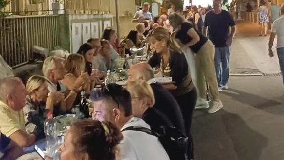 La maxi tavolata apparecchiata in via Cenami. Grandi successo per l’iniziativa Cena d’estate cui hanno partecipato oltre 400 persone La maxi tavolata apparecchiata in via Cenami. Grandi successo per l’iniziativa Cena d’estate cui hanno partecipato oltre 400 persone