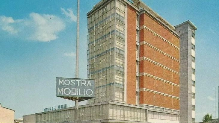 Il «grattacielo» dell’ex Mostra del Mobilio quando era nella sua fase fiorente