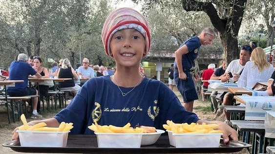 Anna, la baby volontaria della Pubblica Assistenza alla Sagra del Pescatore in corso a Ca’ Michele fino a sabato Anna, la baby volontaria della Pubblica Assistenza alla Sagra del Pescatore in corso a Ca’ Michele fino a sabato