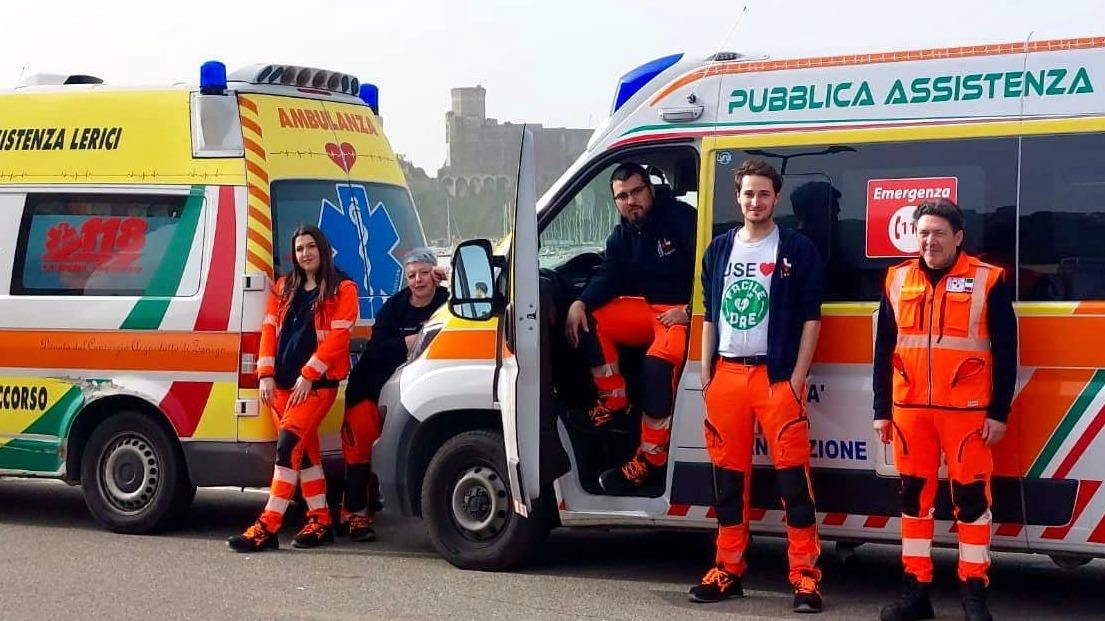 Un gruppo di volontari della Pubblica assistenza di Lerici, assieme ad alcuni mezzi operativi (. foto di repertorio Un gruppo di volontari della Pubblica assistenza di Lerici, assieme ad alcuni mezzi operativi (. foto di repertorio