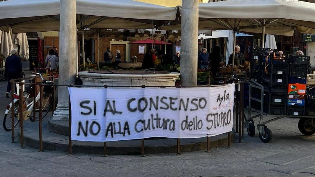 Ieri mattina, in piazza della Sala, è apparso uno striscione di solidarietà a sostegno della ragazza che sarebbe stata. vittima della violenza Ieri mattina, in piazza della Sala, è apparso uno striscione di solidarietà a sostegno della ragazza che sarebbe stata. vittima della violenza