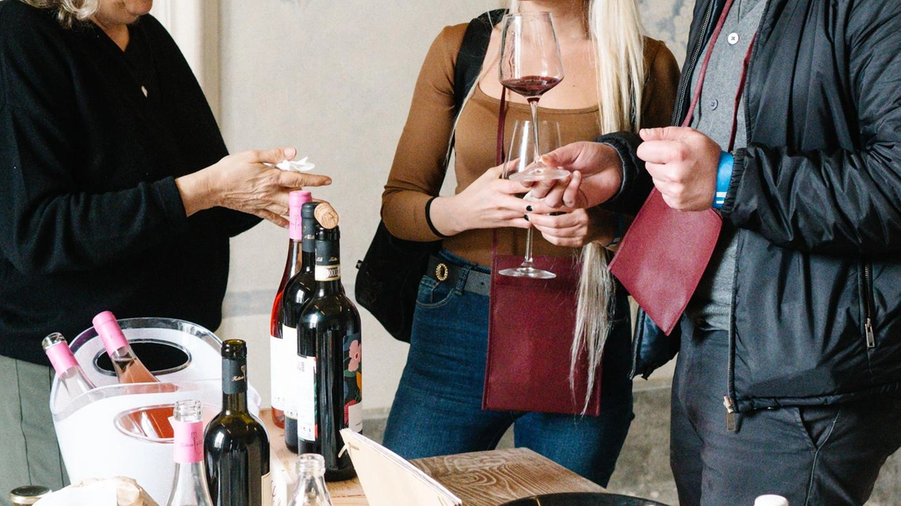 La manifestazione apre i battenti stamani e va avanti fino a domani (orario 11-19) con oltre 80 produttori provenienti dalle zone costiere della Toscana e di altre regioni dove fare vino a volte è una scelta.