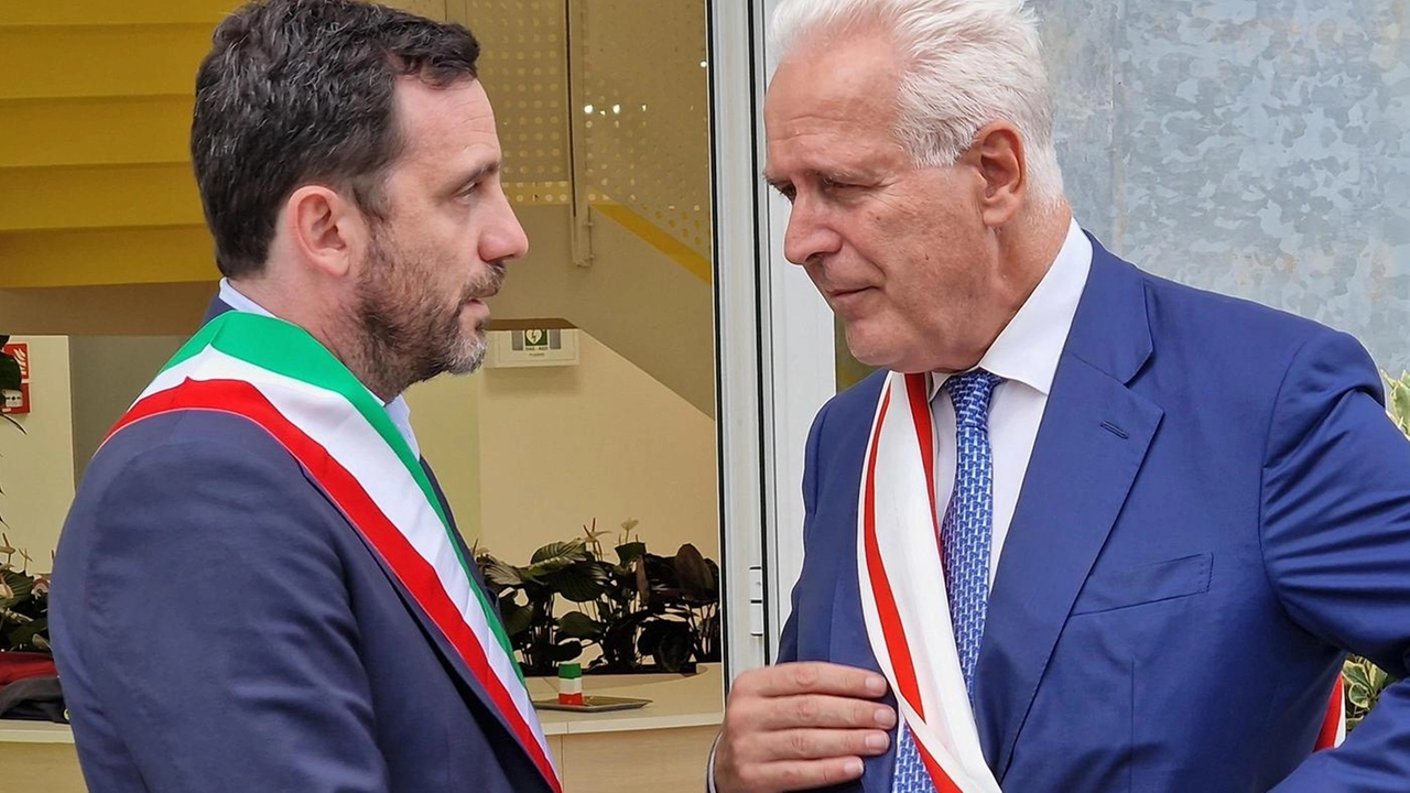 Confronto solo a distanza tra i due candidati ’in pectore’ alle Regionali. Sindaco: "Attrarre investimenti". Governatore: "Infrastrutture al centro". Confronto solo a distanza tra i due candidati ’in pectore’ alle Regionali. Sindaco: "Attrarre investimenti". Governatore: "Infrastrutture al centro".