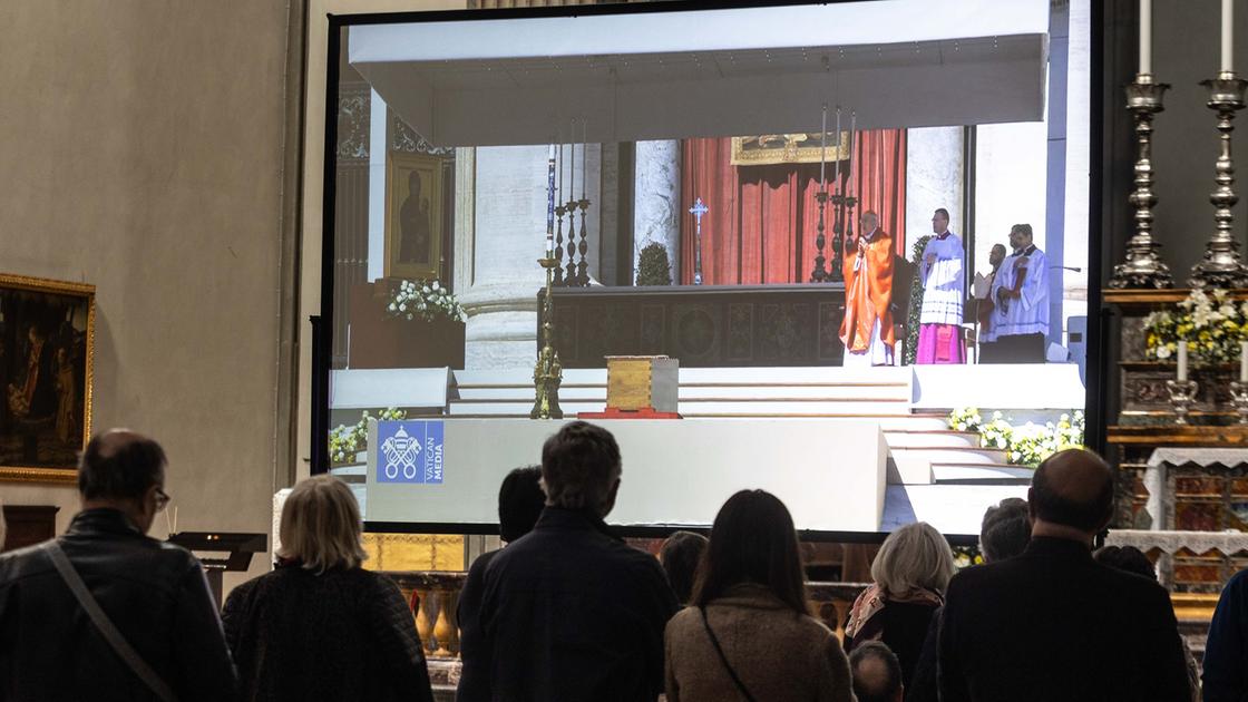 firenze il funerale del papa seguito in diretta dalla basilica di san lorenzo  non potevamo mancare