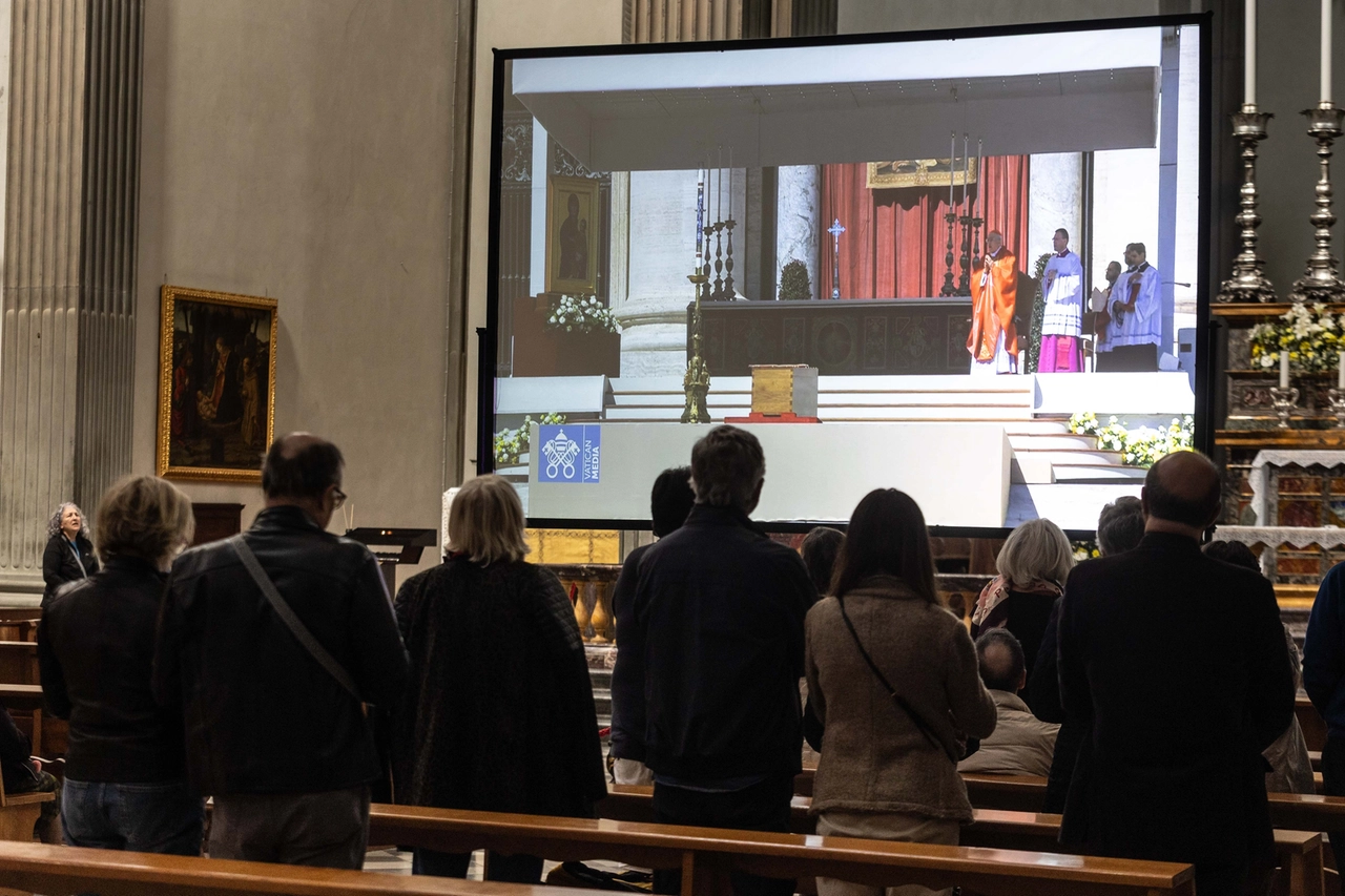 maxi schermo funerale papa Bergoglio





