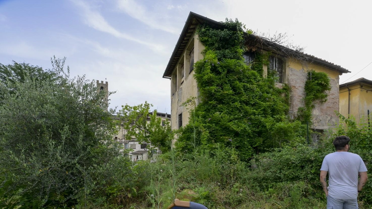 Il consiglio approva la riqualificazione: nella struttura nascerà una residenza per anziani autosufficienti. L’attacco di Voltiamo pagina: "Rispetto al preventivo? Ci vuole quasi il doppio dei fondi". . Il consiglio approva la riqualificazione: nella struttura nascerà una residenza per anziani autosufficienti. L’attacco di Voltiamo pagina: "Rispetto al preventivo? Ci vuole quasi il doppio dei fondi". .