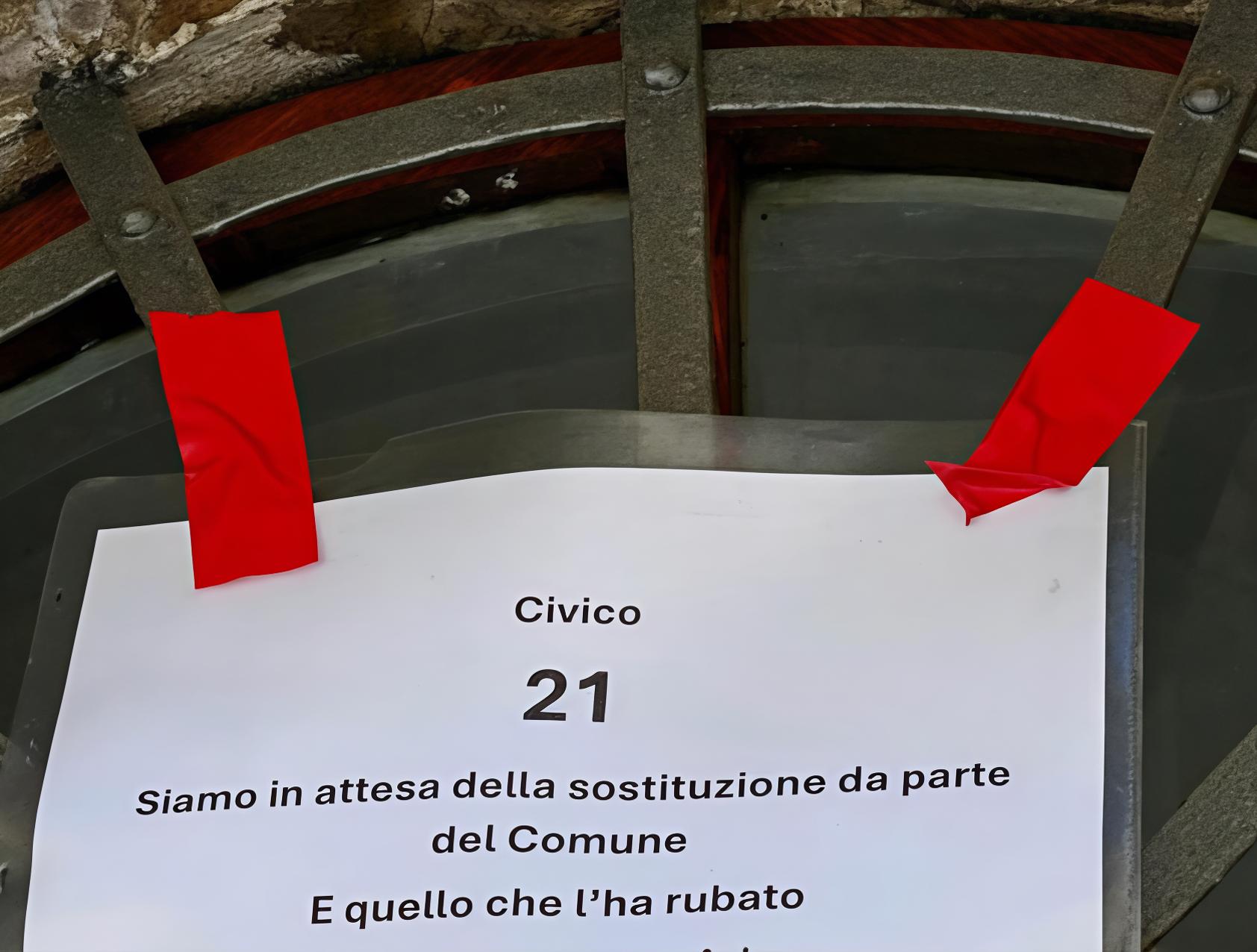 Banda ruba i numeri civici in centro. Duccio Balestracci scrive ai ladri: "E’ successo anche ad altri residenti"