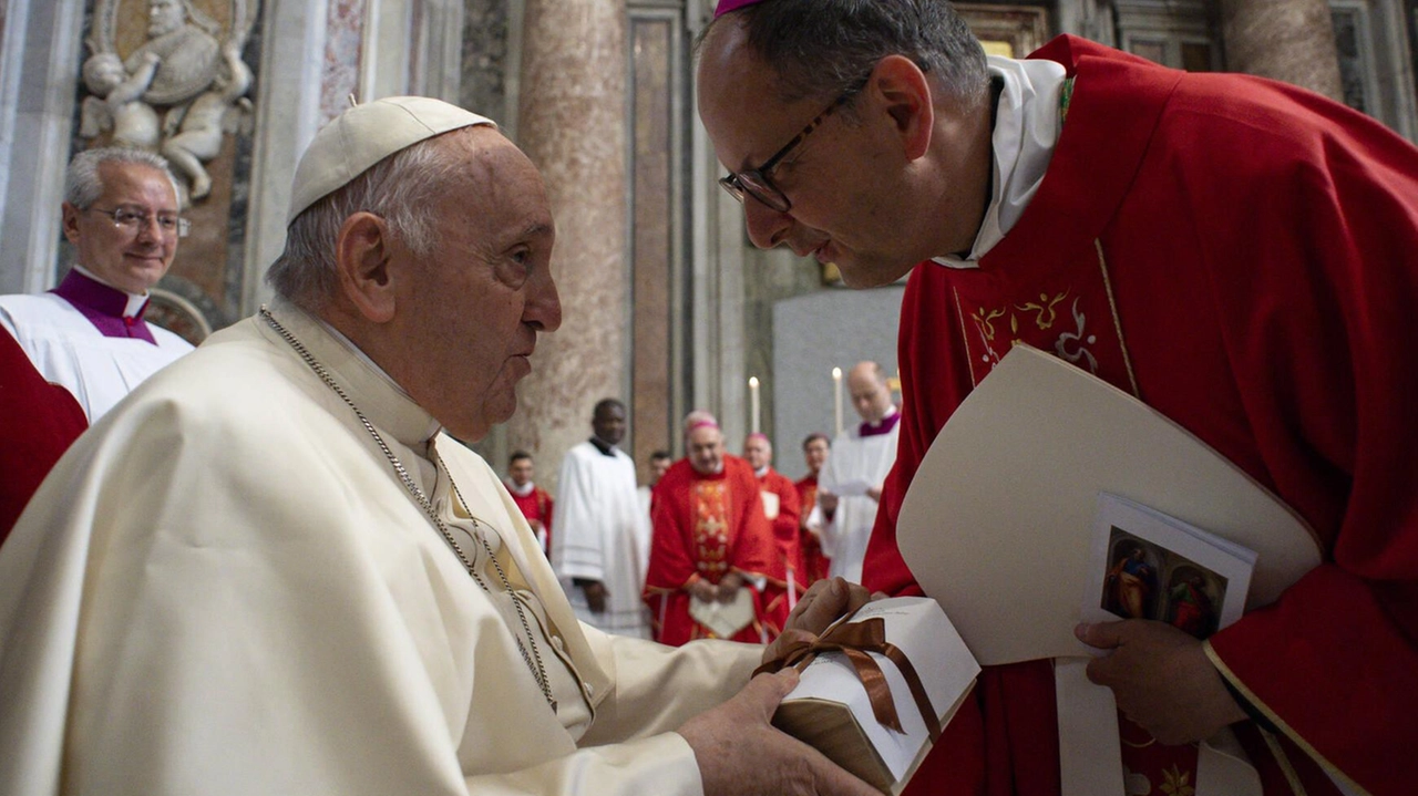L’arcivescovo Ivan Maffeis con il Papa