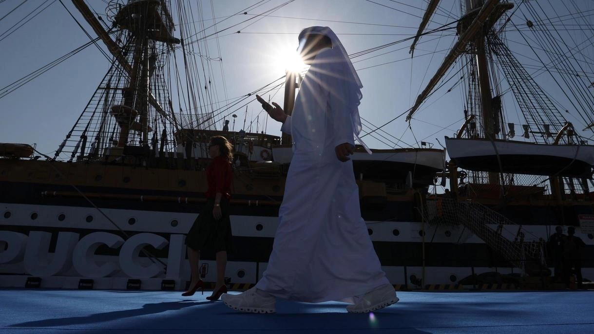 Ospiti attendono la cerimonia di saluto alla nave ’Amerigo Vespucci’ in occasione dell’ormeggio, il 28 dicembre scorso, al porto di Abu Dhabi (foto Ansa) Ospiti attendono la cerimonia di saluto alla nave ’Amerigo Vespucci’ in occasione dell’ormeggio, il 28 dicembre scorso, al porto di Abu Dhabi (foto Ansa)
