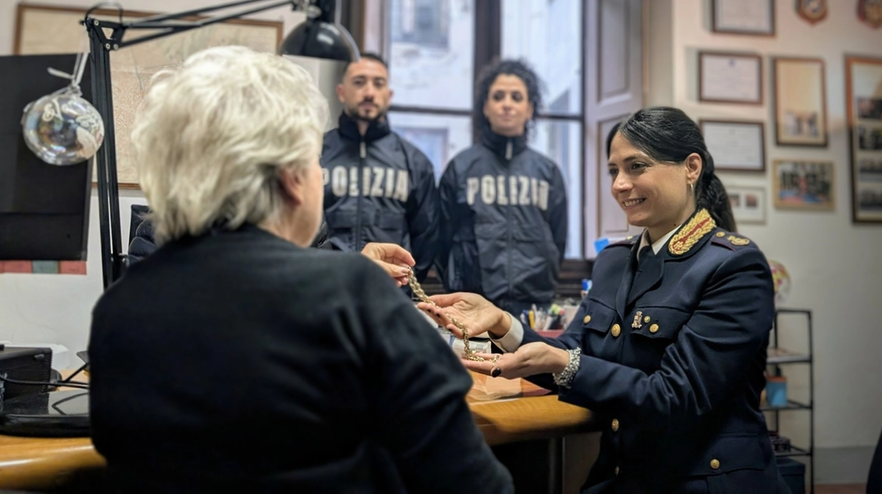 La polizia restituisce la collana alla vittima La polizia restituisce la collana alla vittima