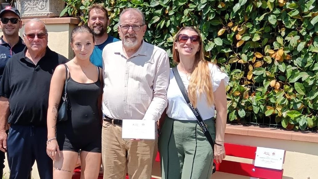 Una nuova panchina rossa sul viale Roma di fronte alla casa dove aveva abitato Domenica Francesca Maria Manfredi, alla quale... Una nuova panchina rossa sul viale Roma di fronte alla casa dove aveva abitato Domenica Francesca Maria Manfredi, alla quale...