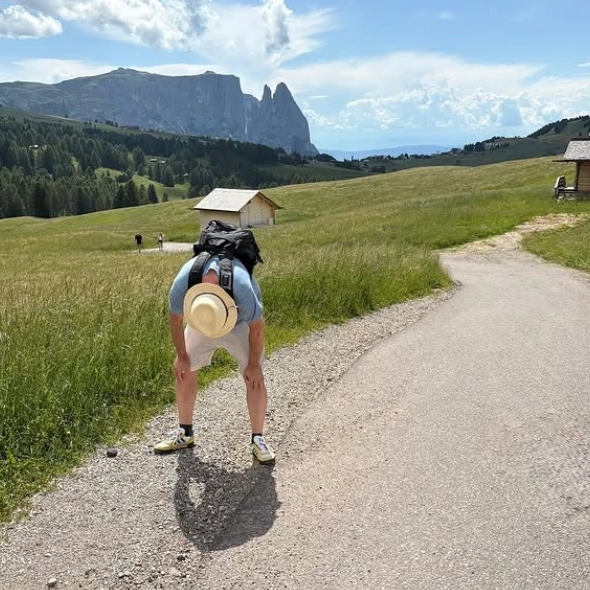 Leonardo Pieraccioni stremato in montagna (Foto pubblicata su Instagram)