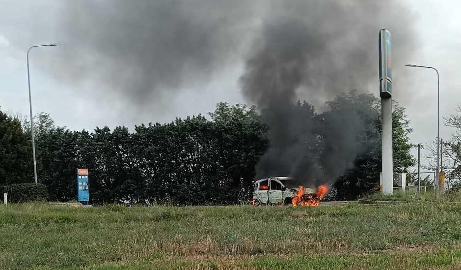 Auto a fuoco dentro un distributore. Anziano ustionato, arriva Pegaso Auto a fuoco dentro un distributore. Anziano ustionato, arriva Pegaso