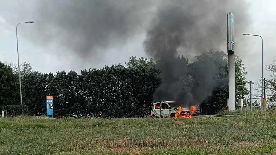 La Fiat Panda del pensionato prende fuoco nell’area del distributore di benzina La Fiat Panda del pensionato prende fuoco nell’area del distributore di benzina
