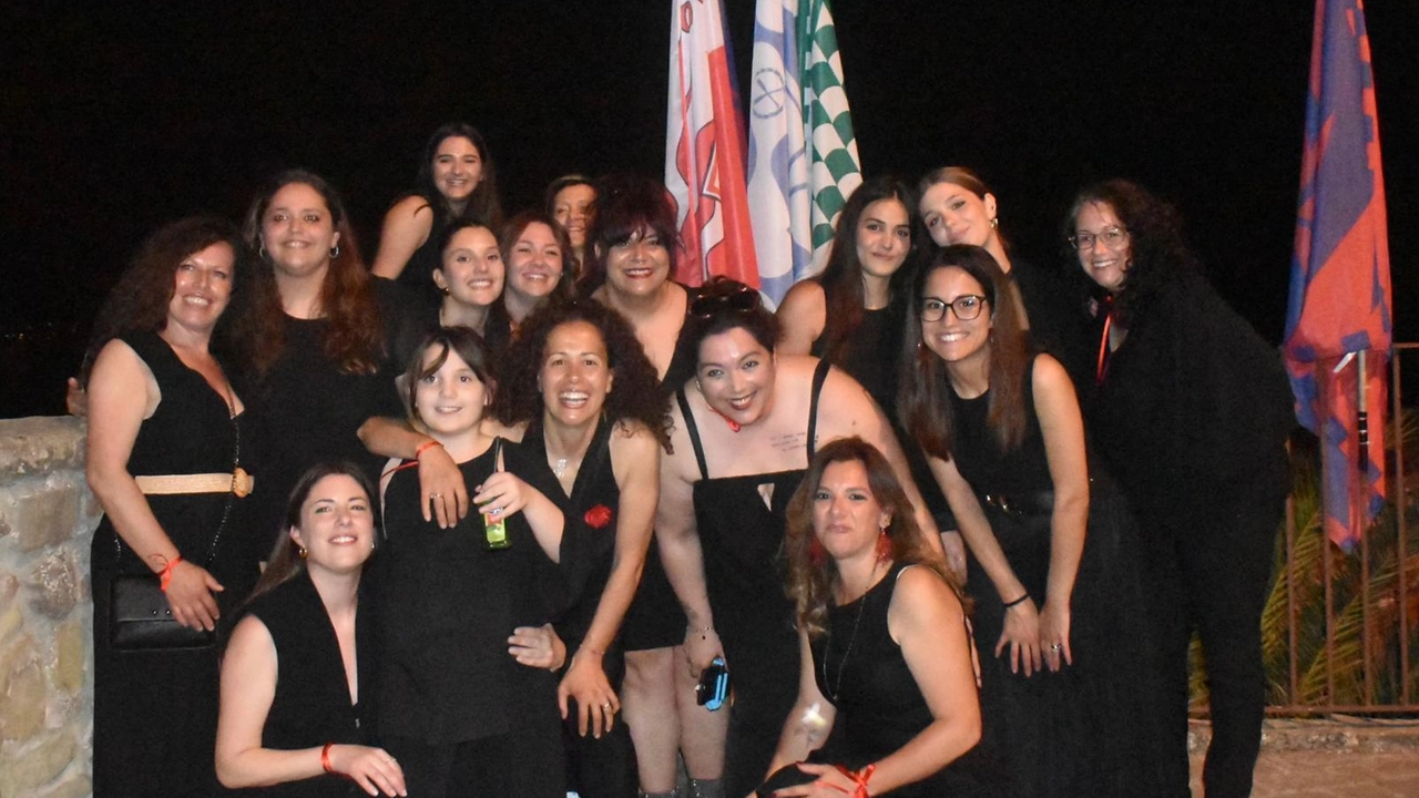 “Onde Sorelle“, il collettivo nato dalla volontà e l’unione dei gruppi femminili dei quattro rioni del Palio delle Barche “Onde Sorelle“, il collettivo nato dalla volontà e l’unione dei gruppi femminili dei quattro rioni del Palio delle Barche