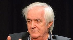 "Ha dimenticato qualcosa. Appena si sveglia lo sa con sicurezza. Qualcosa che ha sognato durante la notte. Qualcosa che dovrebbe... "Ha dimenticato qualcosa. Appena si sveglia lo sa con sicurezza. Qualcosa che ha sognato durante la notte. Qualcosa che dovrebbe...