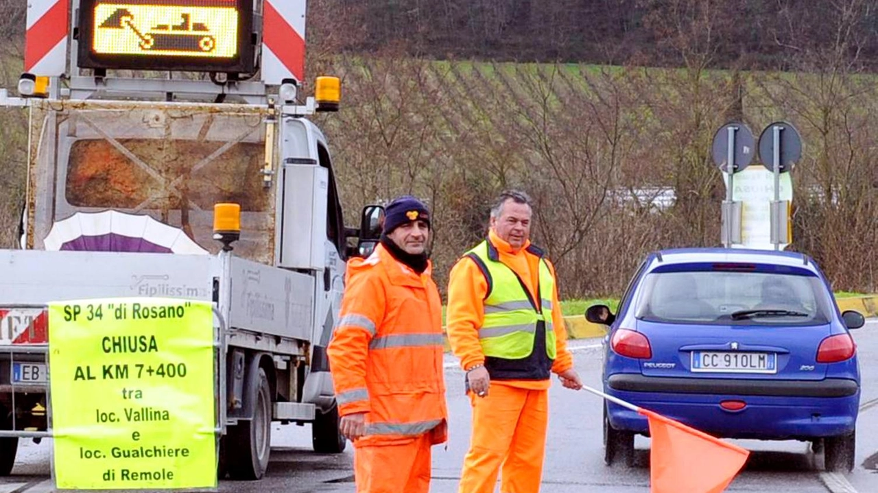 Sabato 2 chiusa la provinciale 34 a Vallina-Le Gualchiere per lavori di ripristino della frana. Deviazioni sulla Aretina per garantire la sicurezza dei pendolari.
