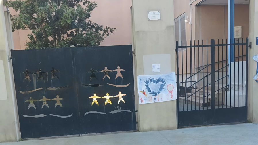 In sette anni persi quasi trecento alunni (su un totale di 700) tra elementari e medie. Associazioni in campo: sempre più scelgono altre scuole. E non è colpa del calo demografico...".