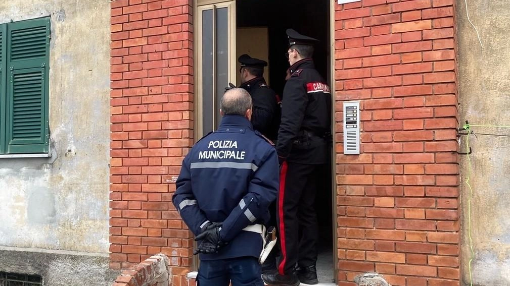 L’intervento tempestivo ieri mattina delle forze dell’ordine dopo le segnalazioni dei residenti insospettiti dalle luci accese nel palazzo vuoto