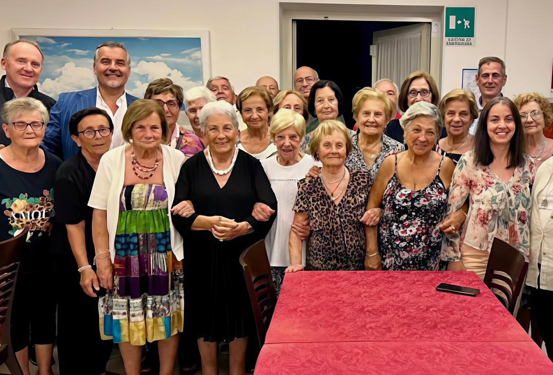 https://www.lanazione.it/image-service/view/acePublic/alias/contentid/ZTM2ZDkwYWYtNTFjMS00/0/il-sindaco-a-cena-con-gli-anziani-a-forte-dei-marmi.jpeg?f=1.90:1&w=1200